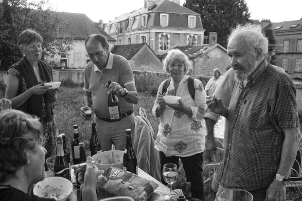 Le pot après le spectacle dans le jardin du bastion de la Tour Beurdelaine