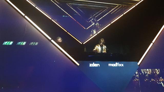 Madtixx wearing a golden suit and Looping into oblivion