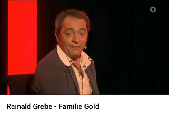 Rainald Grebe am Piano, in die Kamera schauend.