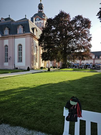 Blick auf die barocke Schlosskirche im Weilburger Schlosspark