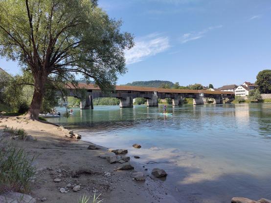 Die alte Holzbrücke über den Rhein, zwischen Stein in der Schweiz und Bad Säckingen in Deutschland