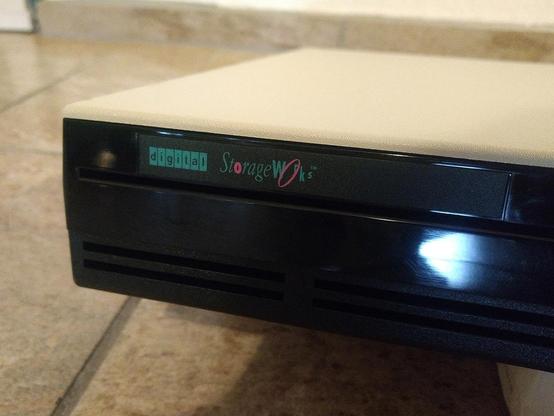 BA353 StorageWorks desktop expansion unit