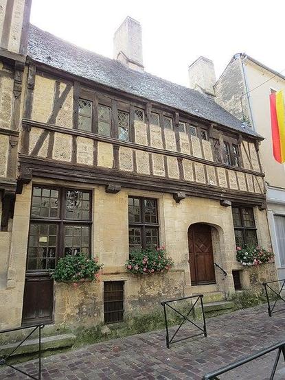Maison en pans de bois à #Bayeux (#Calvados) Construction XVIe siècle. Maison en pans de bois : classement par arrêté du 27 mars 1941.
Suite 👉 https://monumentum.fr/monument-historique/pa00111062/bayeux-maison-en-pans-de-bois
#Patrimoine #MonumentHistorique
Photo CC-BY-SA 4.0 : Romain Bréget