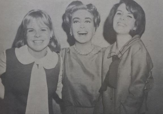 Joan Crawford con sus co-estrellas Sara Lane y Andi Garreten una fotografía en blanco y negro, con peinados y vestidos de la época.  La imagen evoca un ambiente festivo.