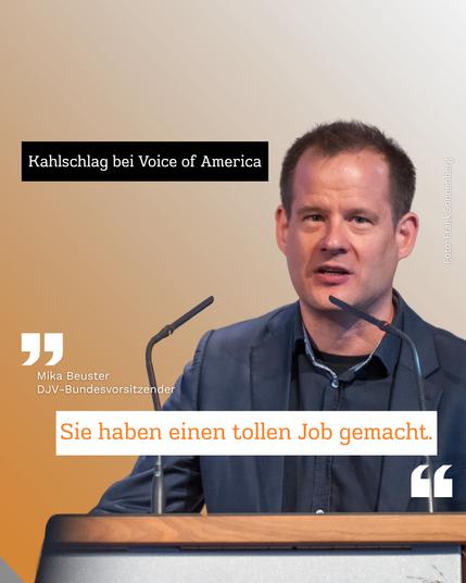 DJV-Bundesvorsitzender Mika Beuster steht hinter einem Pult, vor ihm ein Mikrofon. Darunter eine Sprechblase: "Sie haben einen tollen Job gemacht."