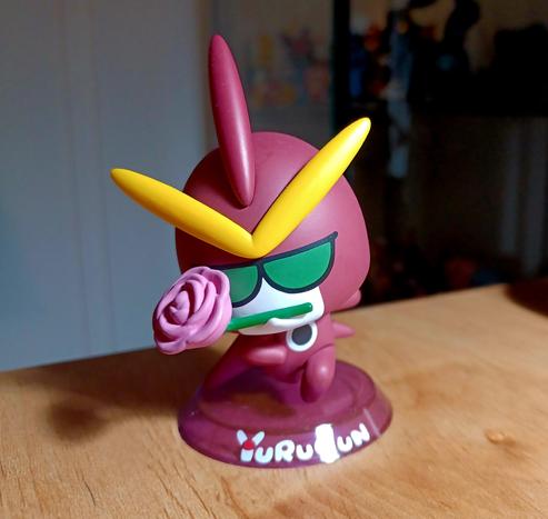 Justice Gundam Yurugun blind box figure, holding a rose in its mouth