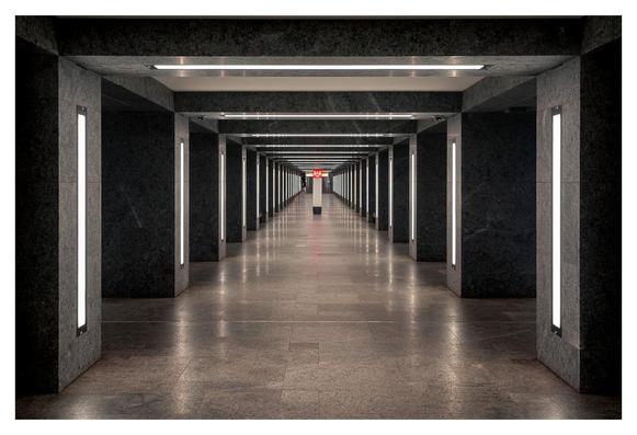 Blick entlang eines U-Bahn Tunnels. Irgendwo in der ferne leuchtet ein SOS-Zeichen.