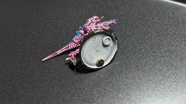 A Tyranid Termagant with a magnet under his base