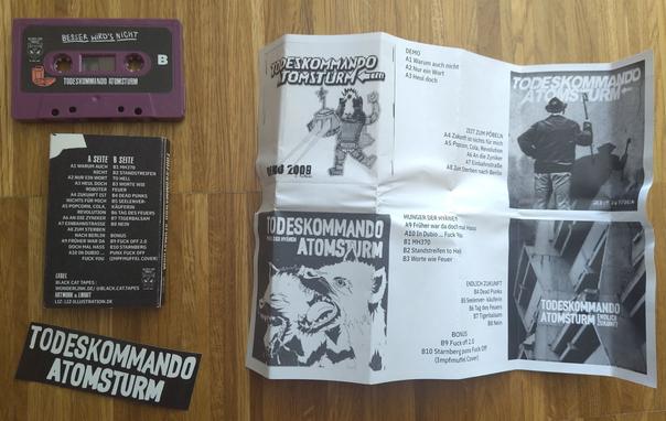 "Todeskommando Atomsturm -besser wird es nicht" lila tape mit Hülle mit allen Songs auf dem cover, Rückseite sieht man welcher song von welcher Platte ist
