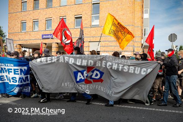 Vom Bahnhof Henstedt-Ulzburg setzte sich der Aufzug antifaschistischer Gruppen aus Schleswig-Holstein mit rund 200 Personen in Bewegung. Dabei wird unter anderem ein Banner mit der Aufschrift "Gegen AfD und Rechtsruck" gezeigt.