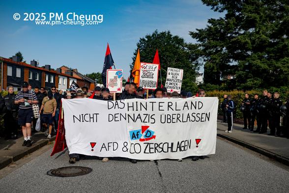 Der Demonstrationszug in der Beckersbergstraße. Auf diesem Bild ist auch das Front-Banner zu sehen, worauf "Das Hinterland nicht den Nazis überlassen. AfD & Co. zerschlagen!" steht.