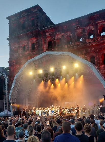 So viele Kinder aus dem Publikum auf der Bühne mit den Donots und dann wurde zusammen getanzt.