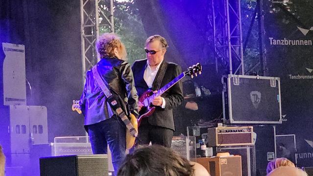 Glenn Hughes und Joe Bonamassa im musikalischen Zwiegespräch – Bass trifft Gitarre, Lederjacke trifft Maßanzug. Bühne: Tanzbrunnen Köln. #BlackCountryCommunion