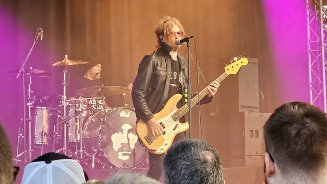 Glenn Hughes am Bass und Gesang, dahinter Jason Bonham an den Drums – kraftvoll, präzise, unverkennbar. Black Country Communion live in Köln, mit Bühnennebel, Sonnenbrille und ordentlich Wumms.