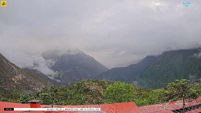 A wide view of several mountains, from left:

- Taboche (6,500 meters/21,325 feet)
- Mount Everest (8,848 meters/29,032 feet)
- Lhotse (8,516 meters/27,939 feet)
- Ama Dablam (6,814 meters/22,355 feet)