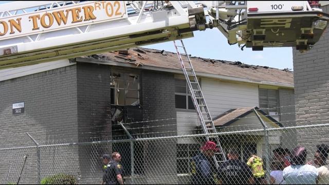 Fire breaks out apartment complex in Houston's Fifth Ward