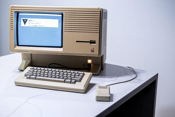 A large beige Apple Lisa computer showing system loading screen