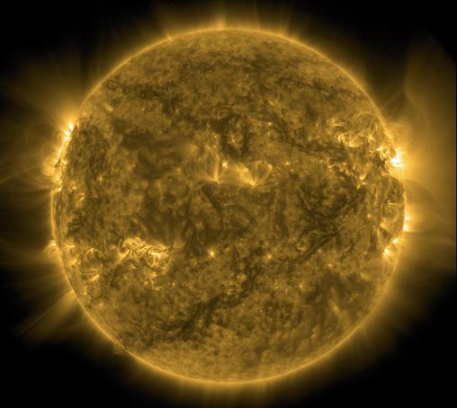 Die ganze erdzugewandte Seite der Sonne in gelber Farbe. Wie an den Vortagen links und rechts an den Rändern zwei helle Bereiche mit weit ins All reichenden Strahlen.
