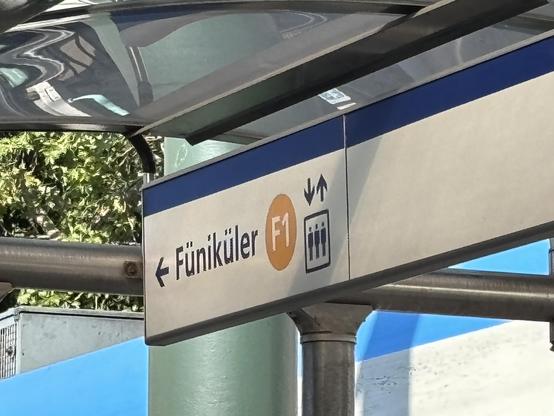 Sign reading "Füniküler".