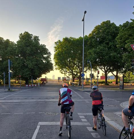 Radler bei der Einfahrt aufs Tempelhofer Feld