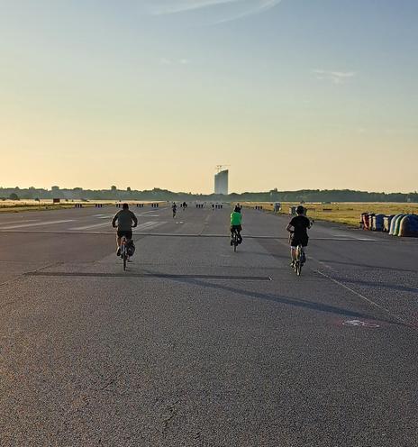 Auf dem Tempelhofer Feld, 6h, Sonne.