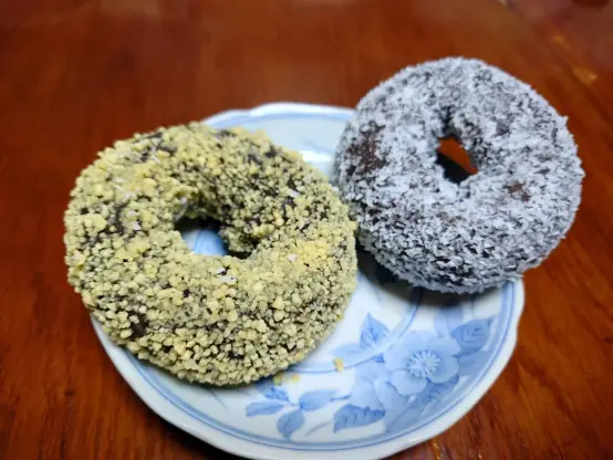 ミスタードーナツのココナッツチョコとゴールデンチョコです。