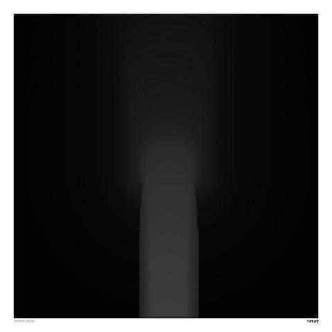 Image abstraite. Un carré noir duquel s'écoule une trainée sombre.