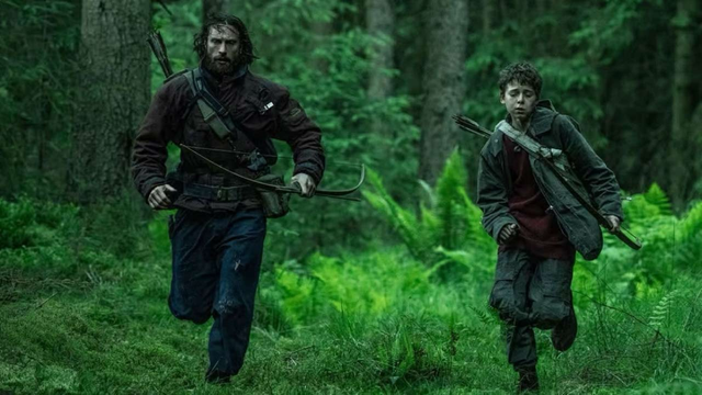 Aaron Taylor-Johnson y Alfie Williams, que por cierto esta increíble en esta peli, corren a través de un bosque