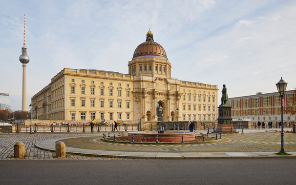 Neubau des Berliner Stadtschloss  im Hintergrund links ist der Berliner Fernsehtum zu sehen, der groß und lang in den Himmel ragt, mit seiner Kugel auf zwei drittel der höhe.