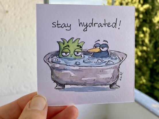 Text: "stay hydrated!" Darunter Strüppi und Pinguin in einer vollen Badewanne mit Wasser und Eiswürfeln.