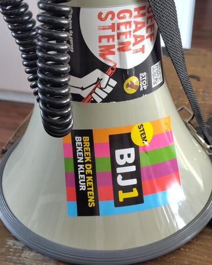 Megafoon met stickers van BIJ1 en Platform Stop Racisme