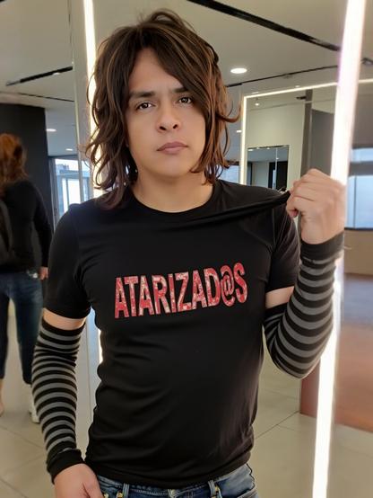 Artista musical JUANATARI luciendo la camiseta oficial de su Fandom ATARIZADXS