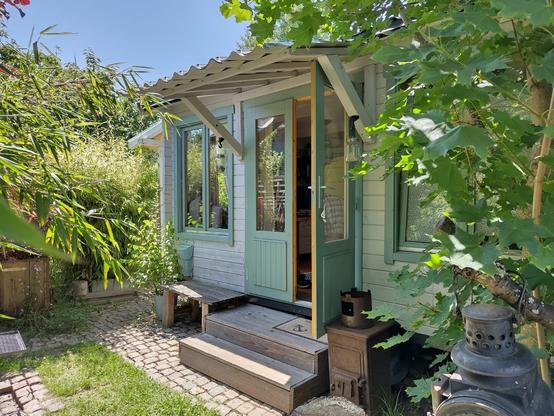 Das Tiny Haus in der Sonne - sehr viel Grün außenrum (Foto geschossen mit Fairphone 5)