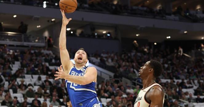 Milwaukee Bucks Free Agency: Pat Connaughton exercies 2025–26 player option