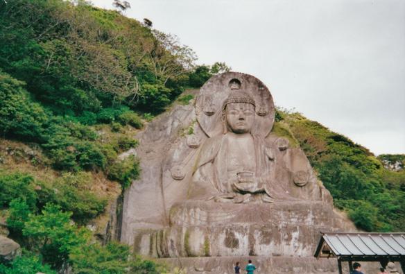 Grande pierre sculptée avec un bas-relief de Bouddha, au Nihonji Daibutsu de la montagne Nokogiriyama à Chiba au Japon.