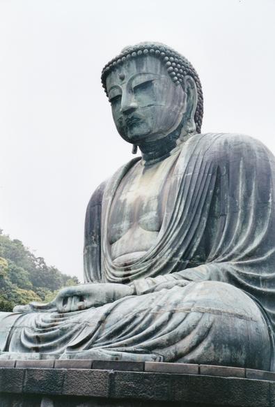 Statue géante en pierre grise de Bouddha vue d'en bas, au temple Kotoku-in à Kamakura au Japon.