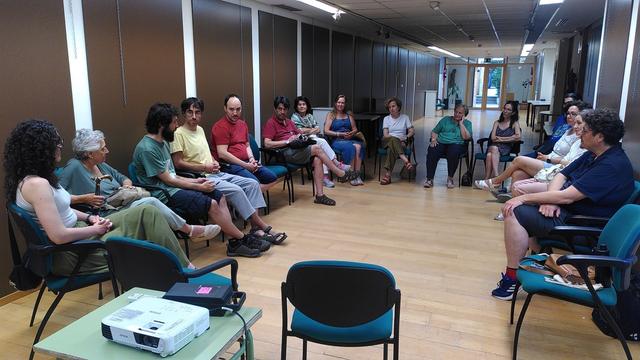 Después de la proyección nos sentamos en círculo para comentar, contar historias que están pasando y plantar proyectos.