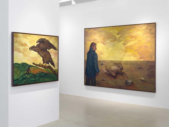 Blich in Ausstellungsraum mit zwei Bildern an je einer Wand.