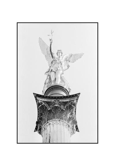 The black and white photograph in portrait format shows a shining angel of peace on a pedestal.

In the lower part of the picture, the end of a column with a capital is depicted in the center.
There is a pedestal on the capital. On this pedestal stands a shining angel of peace, both wings spread out.
In his right hand, the angel holds an olive branch on his outstretched arm.
In his left hand, the angel holds a palladion, a figure of the goddess Athena.