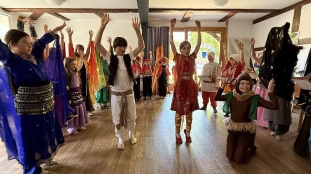 Darum geht es in dem Musical, dass die Kinder der Johann-Parum-Schultze Grundschule am Montag auf dem Küstener Dorfplatz aufführen