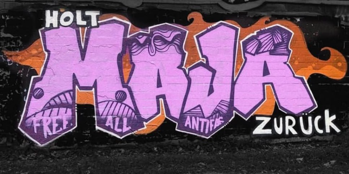 Startseite
Benachrichtigungen
Entdecken
Live-Feeds
Private Erwähnungen
Lesezeichen
Favoriten
Listen
Einstellungen
Bildbeschreibung

Graffiti in Flieder, weiß, orange und schwarz. Oben steht in weiß schwarz umrandet "Holt" darunter ganz groß "Maja", an der 
Ecke rechts "zurück"

Unten in den einzelnen Buchstaben von MAJA ist "Free all Antifas" zu lesen