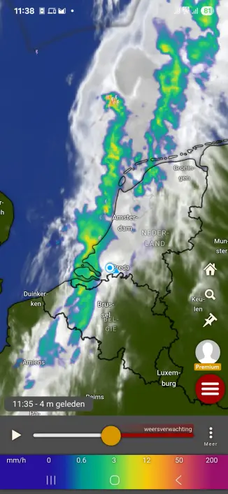 Lijn van buien ten westen van Nederland