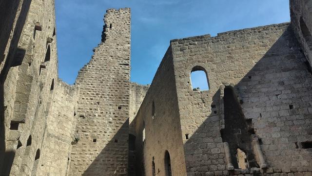 l'intérieur du château et sa grande tour partiellement effondrée