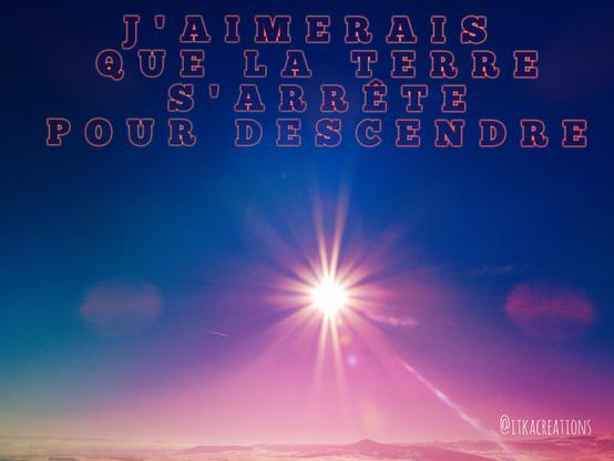 Le ciel, sans nuage, est d'un bleu profond. Le soleil, au centre de l'image, écrase une fine bande de terre. La lumière solaire se teinte de rouge. Les mots de Serge Gainsbourg "j'aimerais que la Terre s'arrête pour descendre" sont écrits en surimpression rouge. 
"Déjeuner en paix" fait référence à la chanson de Stephan Eicher et 
"Je rêvais d'un autre monde", au groupe Téléphone.