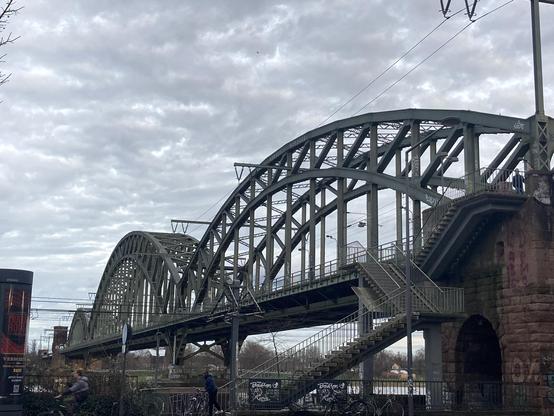 Südbrücke mit drei Stahlbögen in Köln