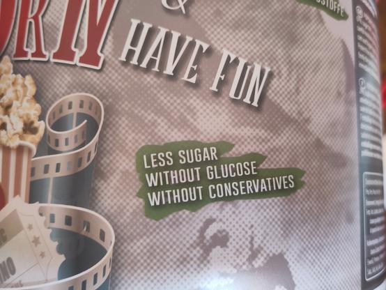 Foto einer Popcorn-Verpackung, mit vielen gestalterischen Elementen. Relevant ist der englischsprachige Text »Less sugar, without glucose, without conservatives«