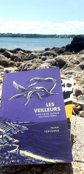 Couverture du livre de Taina Tervonen,   Les veilleurs " - cinq vigies, autour des frontières. 
Éditions Marchialy. 
Couverture de Guillaume Guilpart. 
Photo prise dans une crique en Bretagne Nord. La mer monte doucement, il fait beau et chaud.