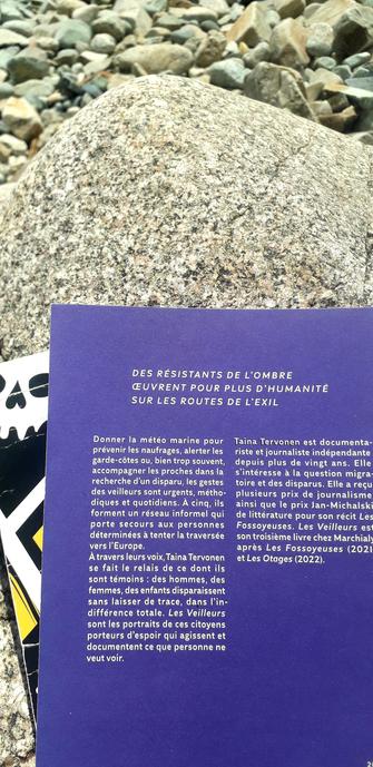 4ème de couverture du livre de Taina Tervonen, " Les veilleurs " - cinq vigies, autour des frontières. 
Éditions Marchialy. 
Photo prise dans une crique en Bretagne Nord.