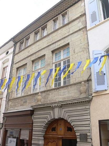Hôtel de Pluvinel à #Crest (#Drôme) Construction XVIIe siècle. Façades et toitures ; grand salon et pièce contiguë avec leur décor (cad. AI 539, 540, 548) : inscription par arrêté du 28 décembre 1984.
Suite 👉 https://monumentum.fr/monument-historique/pa00116927/crest-hotel-de-pluvinel
#Patrimoine #MonumentHistorique
Photo CC-BY-SA 4.0 : Remi Mathis
