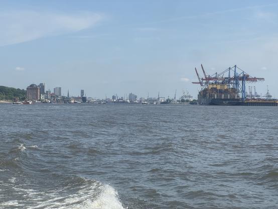 Blick von der Fähre auf der Elbe aufwärts in Richtung Landungsbrücken